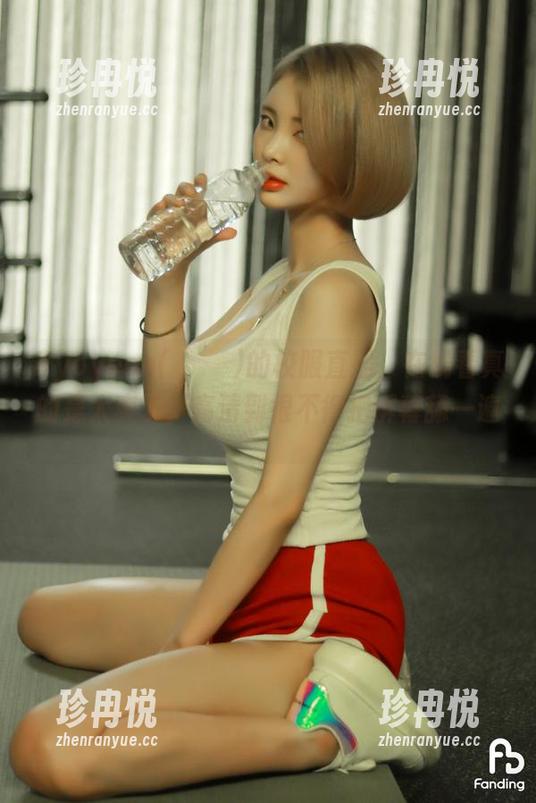 Hyoyeon(김효연)的校服直播，在线看真的是太爽了，高清到恨不得把屏幕舔一遍。