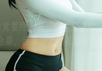 UGirls尤果网 – 看啊，孟狐狸的花嫁写真合集，连草地上的花都在倾听
