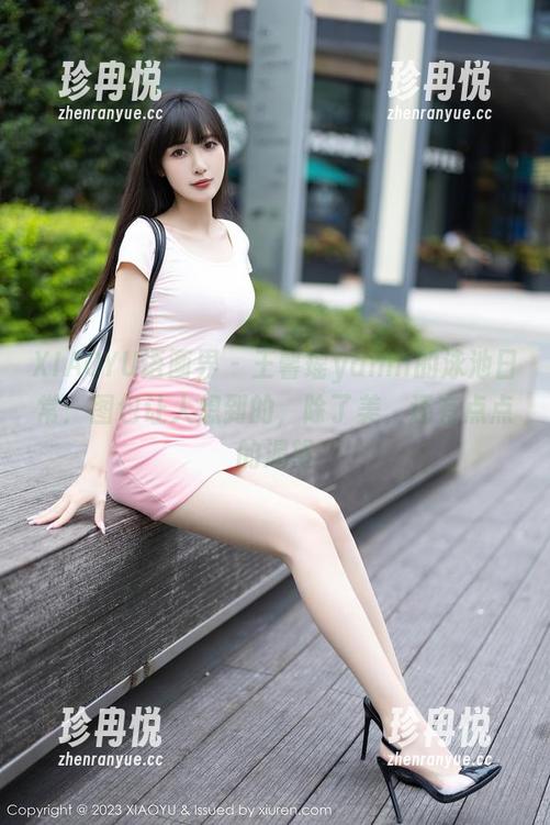XIAOYU语画界 - 王馨瑶yanni的泳池日常：图包让人想到的，除了美，还有点点的渴望