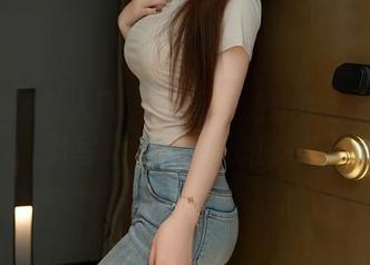 Xiuren秀人网 – 何嘉颖的瑜伽：一个定制写真里的柔韧和随性