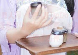 Xiuren秀人网 – 养乐多DoDo私拍：旗袍虽美，湖景更让你目不转睛，结果我竟盯着湖边的鸭子出神了！