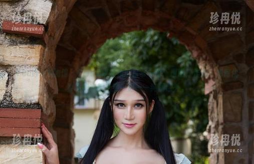 YouWu尤物馆 - Cris_卓娅祺的日常一幕：原图，作品，如何优雅地把衣服扔到一边——纯属意外。
