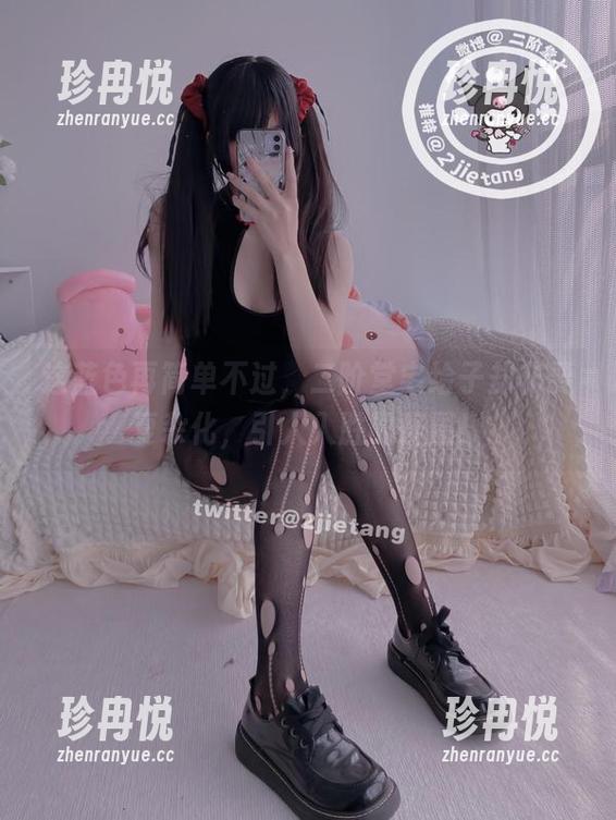 这蓝色再简单不过，二阶堂宅绘子却非要复杂化，引人入胜的怪圈！