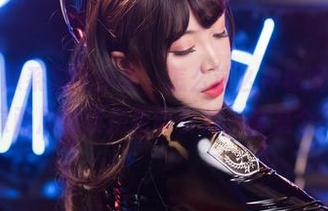 你烨烨的黑系猫咪少女，怎么这么神秘呢？这种养眼的东西居然敢把我吸引住，真是个高手。