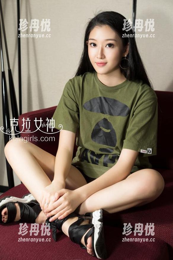 克拉女神 - 周迪的泳衣写真，没光也不怕，气质依然在线！