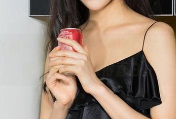 克拉女神 – 这图片里，钟淇女友的眼神比任何表情都来得直白。