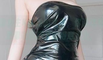 写真里女主K和她的女仆，你说这组合，更像咖啡店里的得意双全。