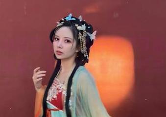吉他妹妹横空出世：妍子坚不可摧的最新作品集，光影中藏着的小巧思。