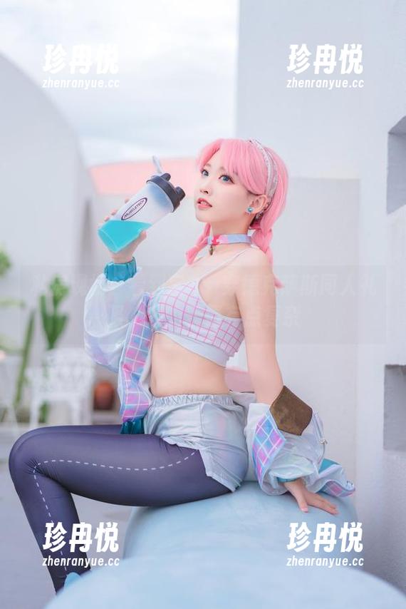 宫本桜 私房现场:看到宫本桜穿德克萨斯同人礼服,我的表情有点复杂