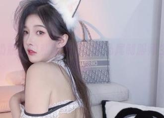 小小奶瓶儿的私房魅力：双马尾制服师生图包揭秘