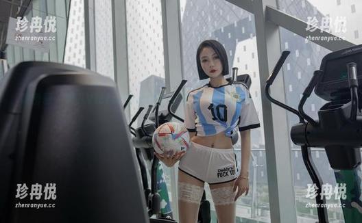 微密圈 - 果儿Victoria的泳衣私拍：到底是泳衣好看，还是她好看？
