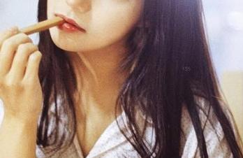 果团网 – 蜜桃Q妹儿在泳池撒娇——你绝对想要的图片和资源！