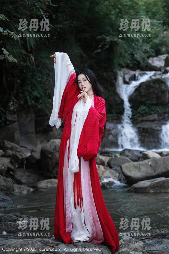 秀人网 - 小逗逗与她的红裙写真：隐约的热辣，微微的挑逗，谁能抵挡？