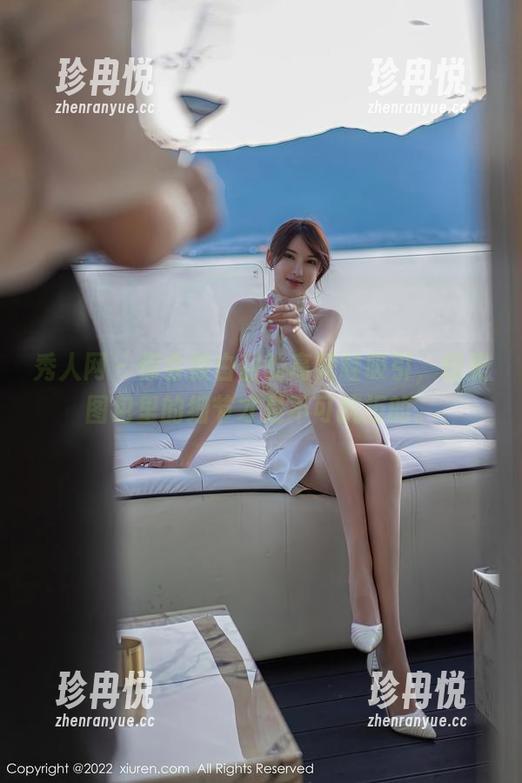秀人网 - 你会被白甜的高跟鞋吸引，但美图包里的细节才是不可抗拒的。