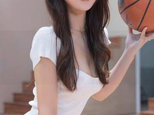 秀人网 – 照片里，粉色让萌白酱显得像洋娃娃一样，忍不住想给她也穿上小裙子。