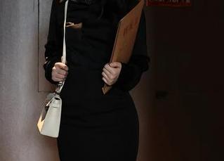 秀人网 – 金幼汐Vivian的泳池写真：水里游泳？倒不如在池边晃悠！