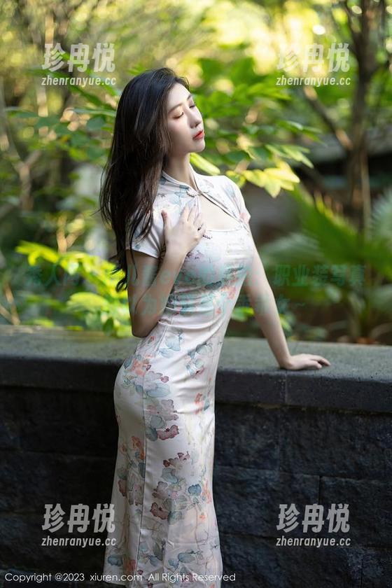 秀人网 - 雨儿酱eve的私拍：职业装写真，别以为她只是个乖乖女～