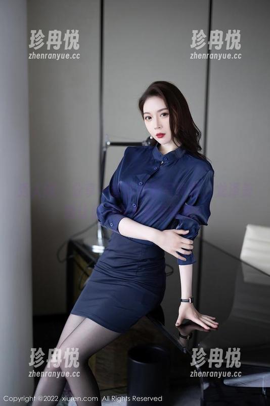 秀人网 - 分享一套白衬衫写真集，龙泽美曦让你不得不多看两眼！