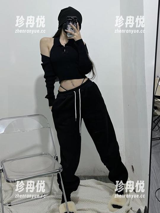 微密圈 - 福利跟原图的搭配有点出乎意料，黑色的深邃像是个谜，难道陈佩奇独自锁住了很多情感？