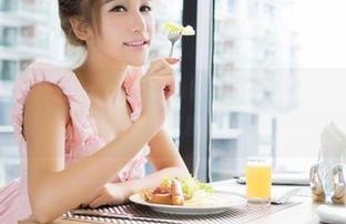 青豆客 – 看岑苑之barbiebaby如何用全套泳装图包打造‘泳池界小超模’！