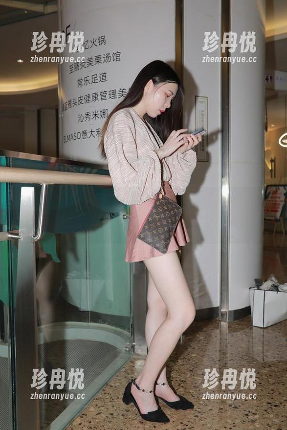魔镜街拍-玲玲 魔镜街拍 - 图片清晰,玲玲却在一个人的车展舞台上,资源能否再好一点?