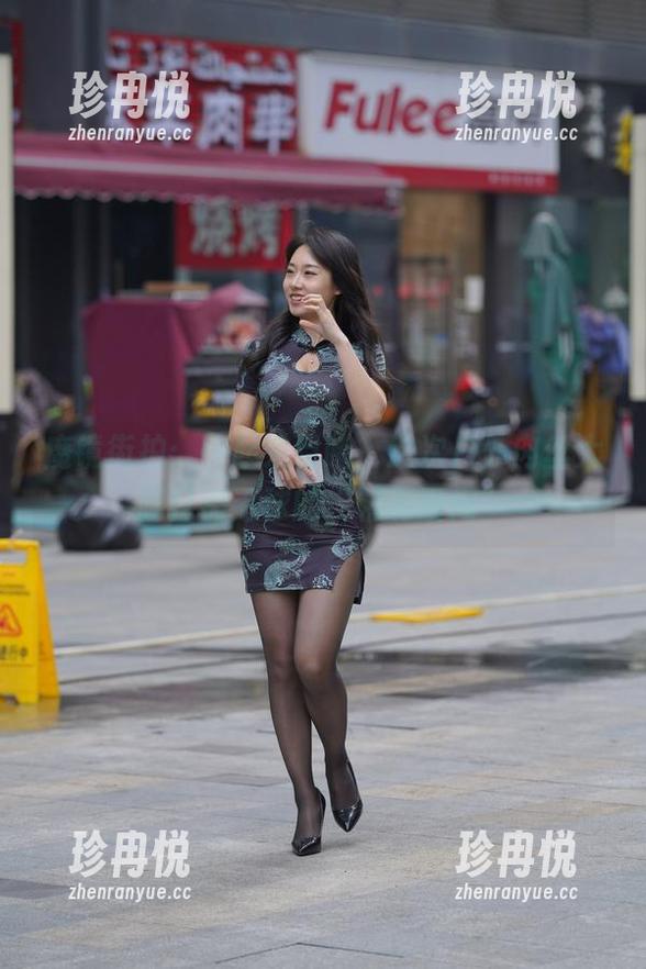 魔镜街拍 魔镜街拍:一起来目睹,这次户外肉丝大腿打羽毛球的“精彩瞬间”